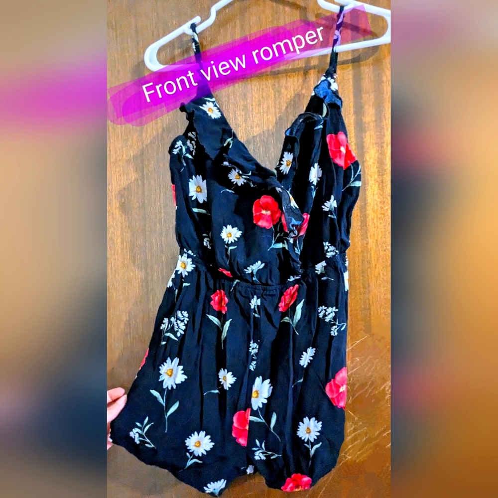 Forever 21 ladies short romper jumpsuit, black with red & white flowers, size lg